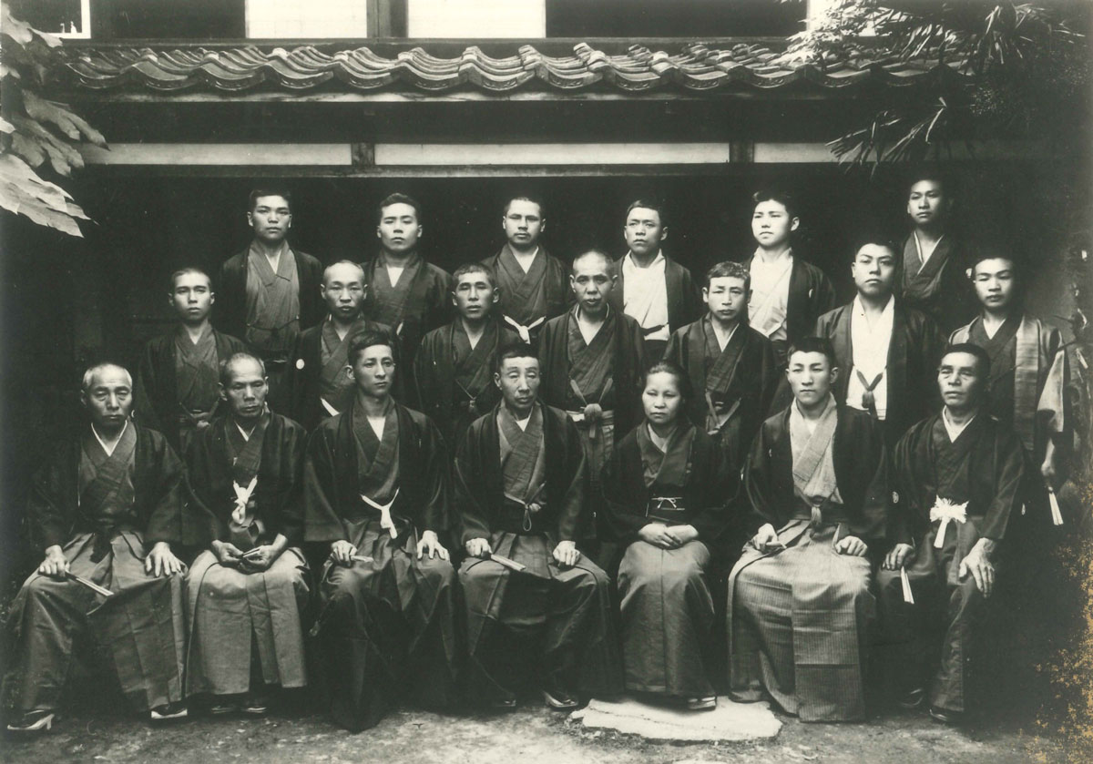玉川堂門人集合写真（1912年・玉川堂前庭）